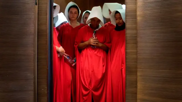 Кадр из сериала "Рассказ служанки"