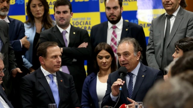 O prefeitojogar roleta francesaSão Paulo, João Doria(esq) com o líder do PSDB na Câmara, Ricardo Tripoli e outros congressistas tucanos