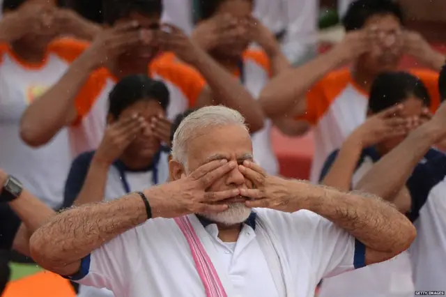 ਪ੍ਰਧਾਨ ਮੰਤਰੀ ਨਰਿੰਦਰ ਮੋਦੀ ਨੇ ਕਿਹਾ ਹੈ ਕਿ ਉਨ੍ਹਾਂ ਦੇ ਅੰਕੜੇ ਮਨਮੋਹਨ ਸਿੰਘ ਦੀ ਸਰਕਾਰ ਨਾਲੋਂ ਚੰਗੇ ਹਨ