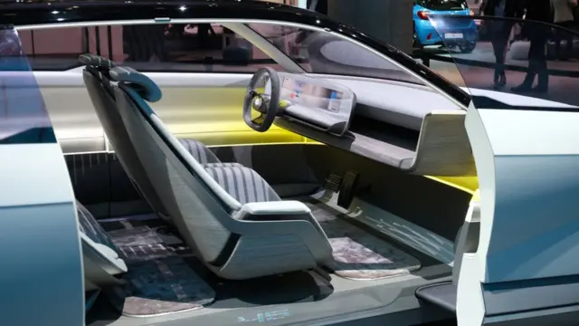 داخل ماشین شبیه به اتاق نشیمن طراحی شده است