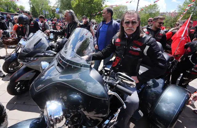 Türkiye'nin çeşitli illerinden başkent Ankara'ya giden Türk Chopper Motor Kulübü üyeleri, önde Etimesgut Belediye Başkanı Erdal Beşikçioğlu görünüyor. 