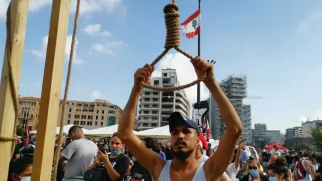 معترضان به نشانه خشم از مقامها طناب دار را آماده کرده و بر مجازات آنها اصرار دارند