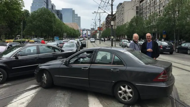 Takisti pored svojih vozila kojim blokiraju tramvajske šine
