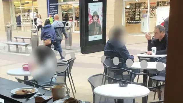 راب لوری رضا کے ساتھ، تصویر میں بچی بھی ساتھ والی میز پر نظر آ رہی ہے