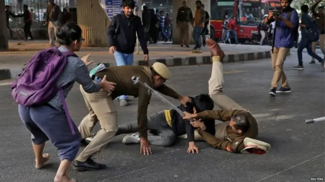 પોલીસ અને લોકો વચ્ચે ઘર્ષણ