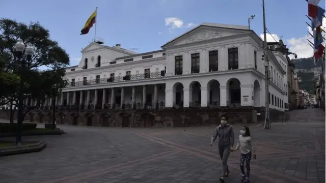 Dos personas en la Plaza Grande de Quito