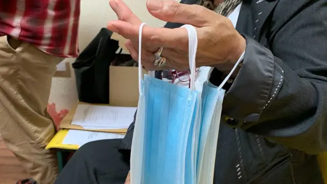 Na biračkom mestu i na 50 metara od biračkog mesta zabranjeno je isticanje simbola političkih stranaka i drugog propagandnog materijala