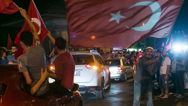 Üsküdar'da araç konvoyu