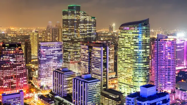 Ciudad con luces de colores