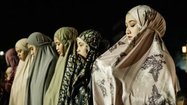 Umat Muslim melaksanakan salat Tarawih pertama untuk menandai dimulainya bulan suci Ramadan di Masjid Raya Baiturrahman, Banda Aceh, pada 28 Februari 2025.