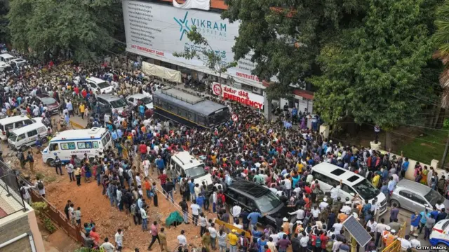 पुनीत राजकुमार के अस्पताल में भर्ती होने की क़बर के बाद अस्पताल के बाहर इकट्ठा फ़ैन