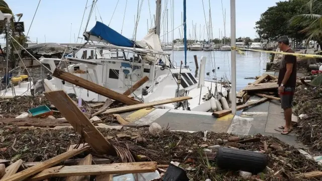 Un yate y escombros en los cayos de Florida