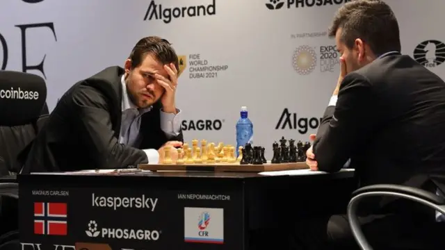Некоторые ходы россиянина вызывали у Карлсена немалое удивление