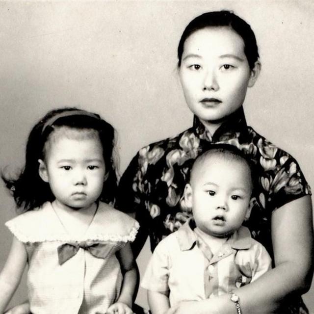 Liu Lin com a mãe e o irmão mais novo