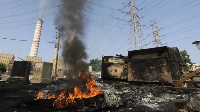 Elektrik üretim tesislerinin önünde de protestolar vardı