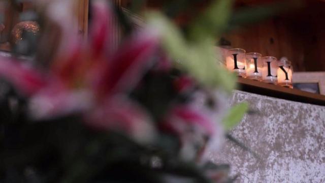 Vasos con velas que dice Lily