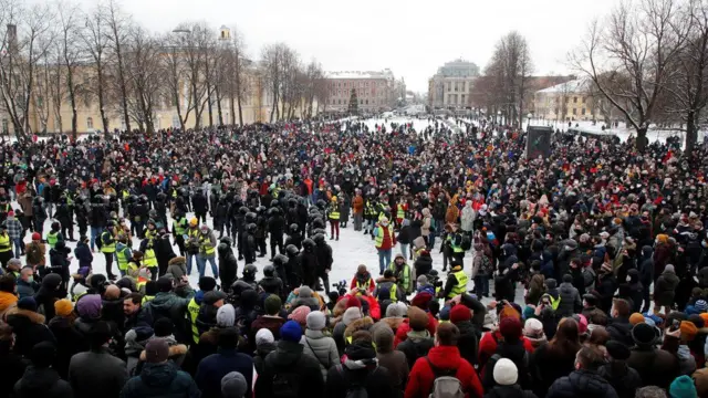 St. Petersburg'da polis müdahalesi öncesi göstericiler "Kahrolsun Çar" sloganları attı