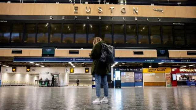 Забастовки усугубляют экономический кризис. Лондонский вокзал 1 февраля