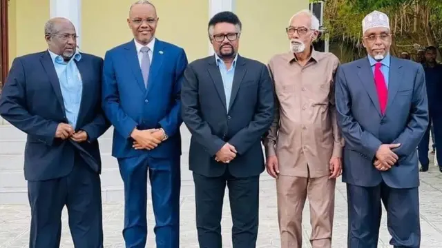 Ka biloow Midig : Shariif Xasan Sheekh Aadan, Prof Maxamed Cusmaan Jawaari, Maxamed Cabdiraxmaan Mursal, Cabdicasiis Lafta-Gareen iyo Sheekh Aadan Maxamed Nuur - Dhammaantood waxa ay soo mareen guddoomiyaha baarlamaanka marka laga reebo Lafta-Gareen oo ah madaxweynaha K/Galbeed, marna u tartamay guddoomiyaha baarlamaanka.