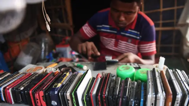 রোহিঙ্গা শিবিরে ফোন মেরামতের একটি দোকান।