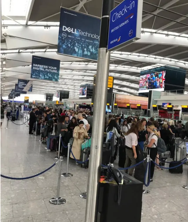 Пассажиры в аэропорту Хитроу