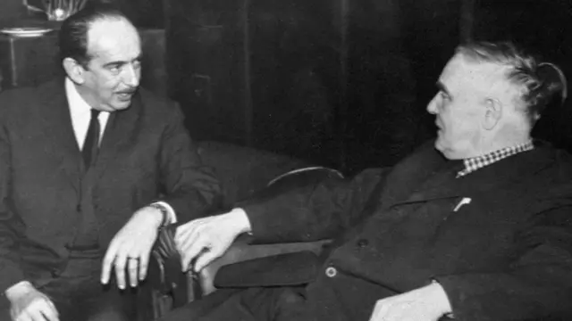 Aleksandr Galich con otro personaje no identificado