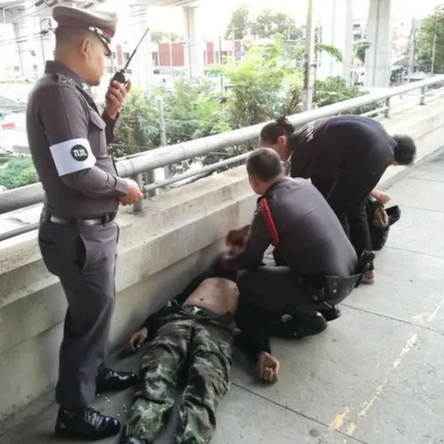 เจ้าหน้าที่ตำรวจจาก สน. ดอนเมือง ขณะปั๊มหัวใจชายในชุดทหาร กลางสะพานลอย