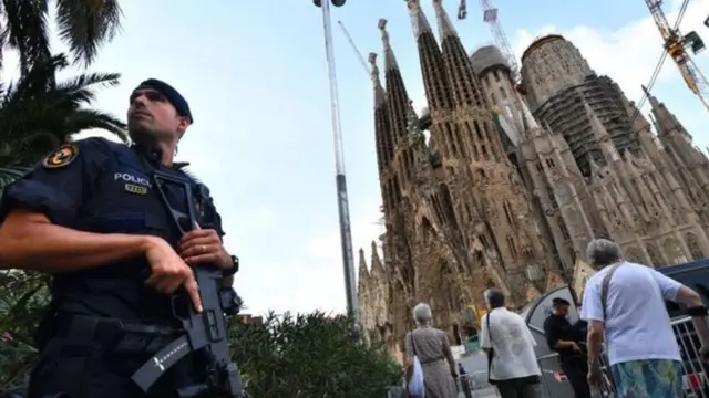 Policial na frente do templo da Sagrada Família, na Espanha