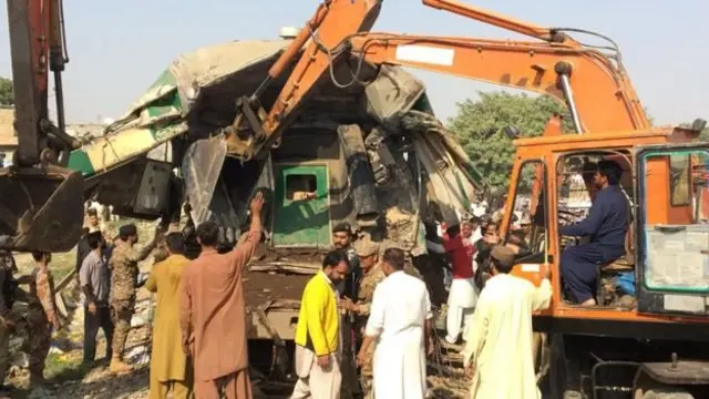 د پاکستان لومړي وزیر نواز شریف د پېښې په اړه خواشيني ښودلې، خو د اورګاډو چارو ایالتي وزیر ویلي، د پېښې په اړه یې پلټنه پیل کړې ده.