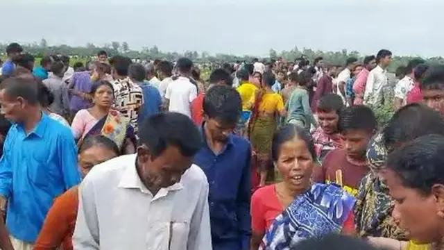 দিনভর নদীর পাড়ে অপেক্ষা করছেন স্বজনেরা