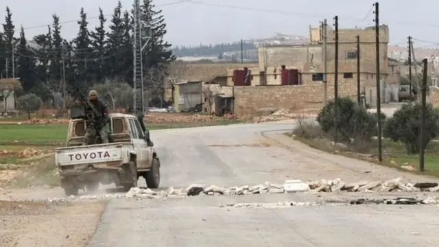 Місто Ель-Баб розташоване за 30 км від кордону з Туреччиною і вважається останнім опорним пунктом "ІД" на півночі Сирії.