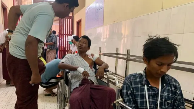 ကျောက်တန်းမှာ ဒဏ်ရာရခဲ့သူတွေ ဆေးရုံမှ ဆေးကုသဖို့ စောင့်ဆိုင်းနေစဉ်