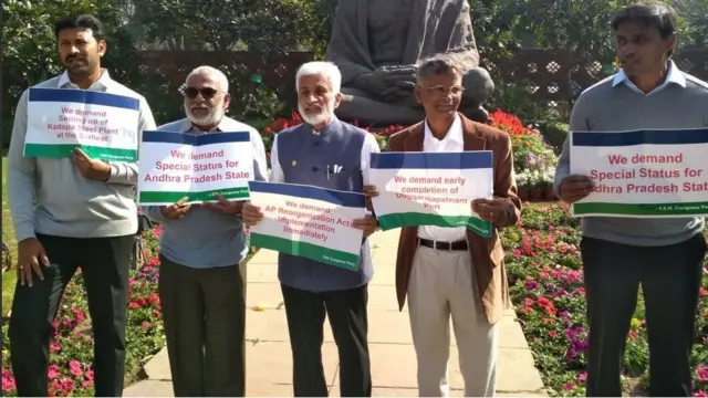 ప్రత్యేక హోదా, విభజన హామీల అమలు కోరుతూ ఆందోళన చేస్తున్న వైఎస్సార్ కాంగ్రెస్ పార్టీ ఎంపీలు