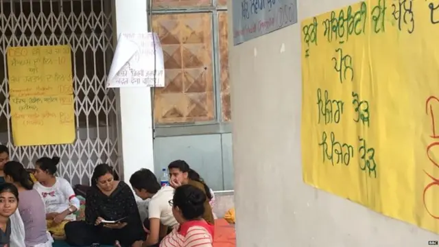 ਧਰਨੇ ਵਾਲੀ ਥਾਂ 'ਤੇ ਬੈਨਰਾਂ ਜ਼ਰੀਏ ਵੱਖ-ਵੱਖ ਨਾਅਰਿਆਂ ਨਾਲ ਆਪਣੀ ਗੱਲ ਕਹਿਣ ਦੀ ਕੋਸ਼ਿਸ਼ ਕੀਤੀ ਗਈ