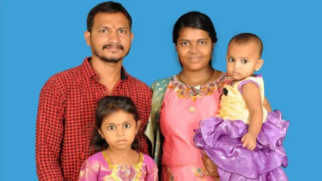 भाग्यलक्ष्मी आफ्ना दुई छोरी र पतिका साथ