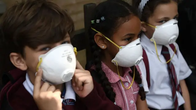 дети в защитных масках