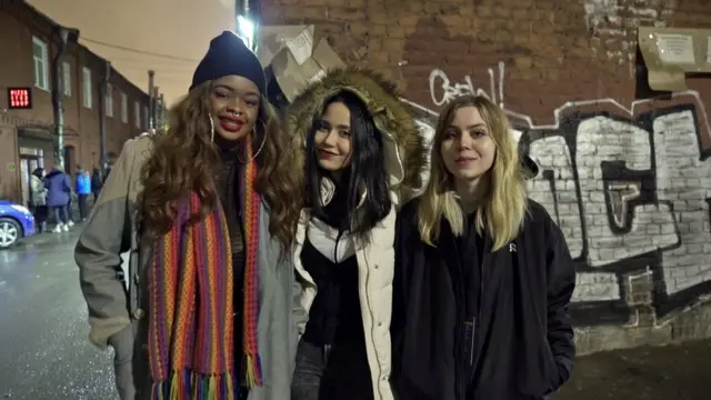 Тассия, Лема и маша у бара