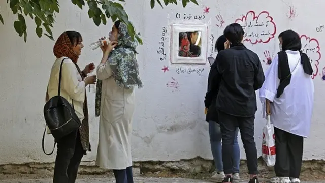 Tehran parkında gənclər