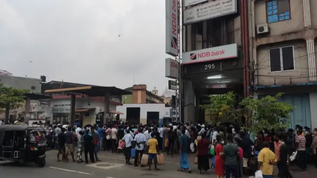 வரிசையில் காத்திருக்கும் மக்கள்