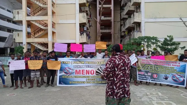 bandar antariksa biak