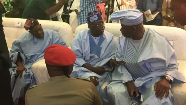 Alhaji Bola Ahmed Tinubu ń bá Kọla Abiọla sọ̀rọ̀ nìgbà tí olóyè Bisi Akande n wòran