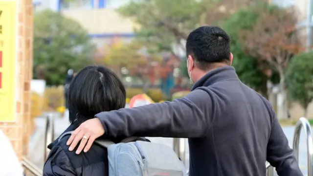 광주 서구 광주여고등학교 앞에서 한 수험생이 학부모의 격려를 받으며 교내로 입장하고 있다