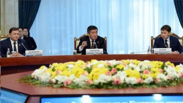 Президент Сооронбай Жээнбеков Коопсуздук кеңешинин катчылыгына коррупция менен күрөшүүчү органдардын жетекчилик курамына талдоо жүргүзүү, жабылган кылмыш иштерин иликтөө, укук коргоо кызматкерлеринин декларацияларын дыкат текшерүү жөнүндө тапшырма берди.