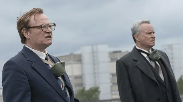 Jared Harris (solda) Sovyet fizikçisini ve Stellan Skarsgård üst düzey bir hükümet yetkilisini canlandırıyor