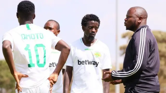 William Muluya avec quelques joueurs des Sharks de Kariobangi