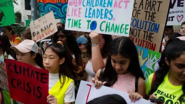 Young pipo wey dey demonstrate for Bangkok