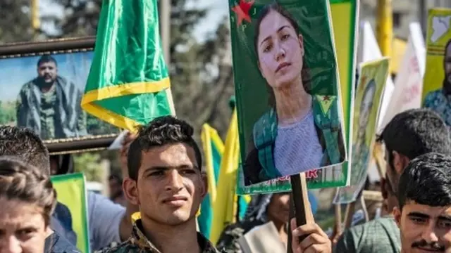 Kurdish fighters protest against Turkish threats in front of UN headquarters in Qamishli (08/10/19)