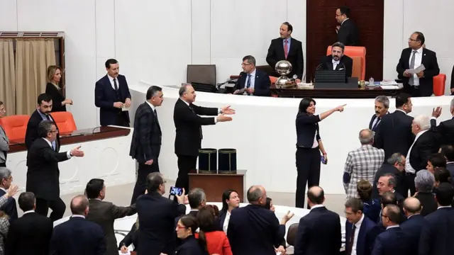 TBMM'de anayasa değişikliği ile ilgili yapılan ilk gün görüşmelerinde özellikle gizli-açık oy tartışmaları yaşandı.