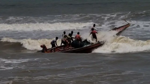 মাছ ধরার নৌকা এবং ট্রলারগুলোকে উপকূলের কাছাকাছি চলাচল করতে বলা হয়েছে।