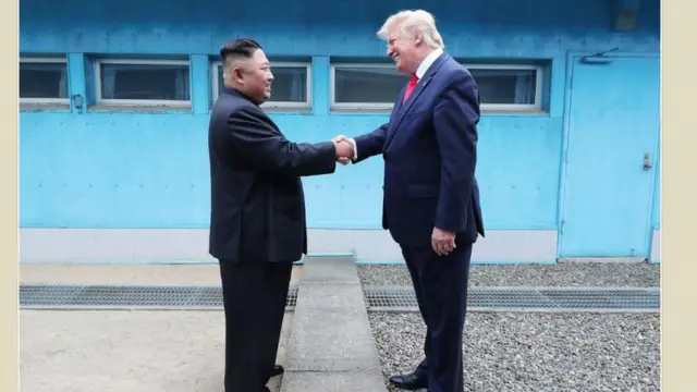 김정은 위원장이 2019년 6월 30일 남북미 판문점 회동에서 도널드 트럼프 당시 미국 대통령과 악수하는 모습